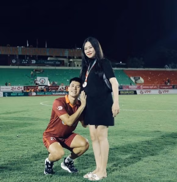 Về phía con cặp cặp đôi, mới hơn 1 tháng tuổi nhưng em được nhận xét đáng yêu, là bản sao hoàn hảo của bố.