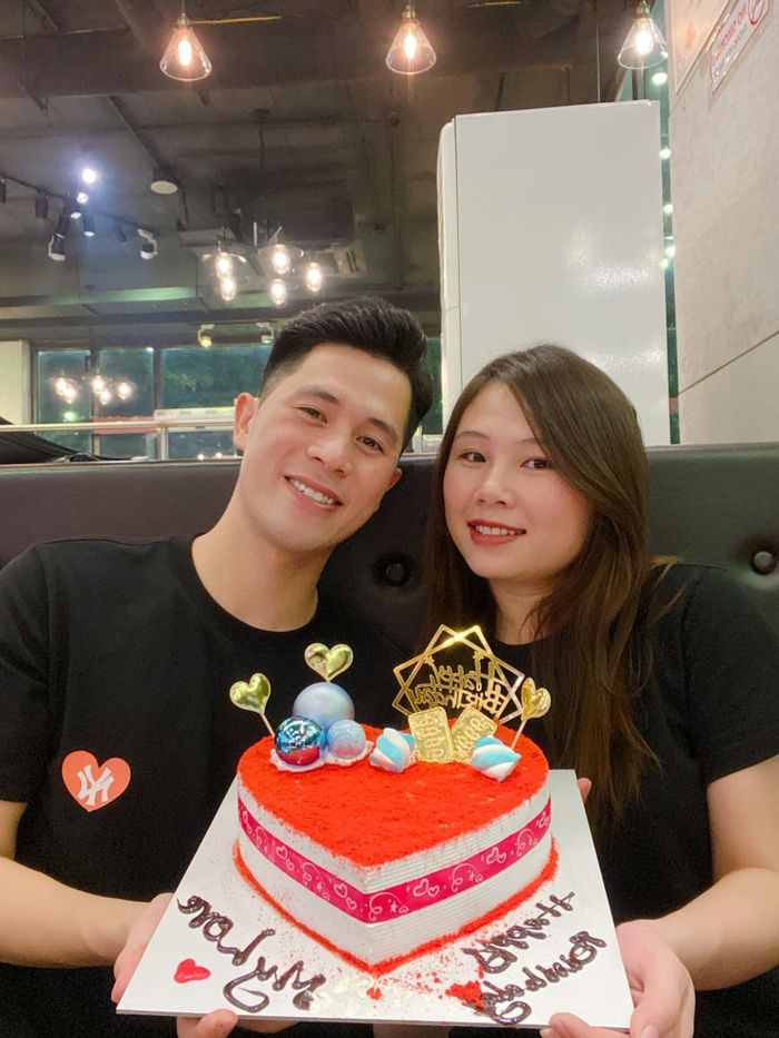 Chàng trung vệ của đội tuyển Việt Nam viết: "Chào mừng con đã chào đời bình an. Sự có mặt của con chính là niềm hạnh phúc sau bao tháng ngày ngóng chờ của bố mẹ. Bố mẹ thật sự hạnh phúc và tự hào khi có con".