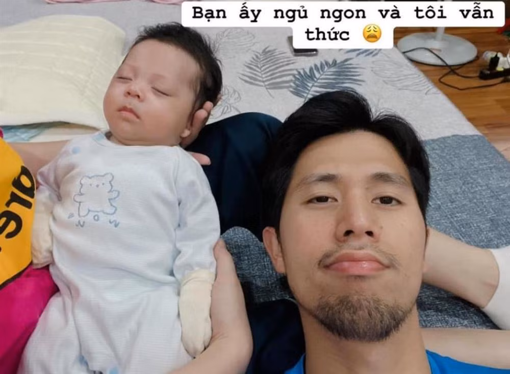 Điển hình mới nhất là nàng WAGs Trang "Heo". Cô khoe khoảnh khắc cầu thủ Đình Trọng thức đêm chăm con cho vợ nghỉ ngơi. Lúc này thời gian vào khoảng hơn 3h sáng.