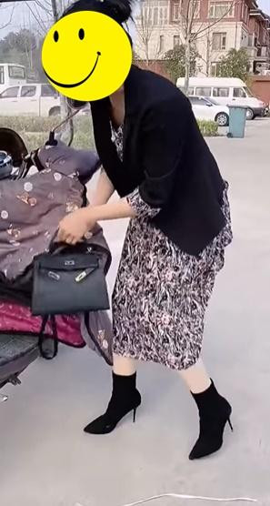 Theo đó, trong lúc không để ý phần đuôi váy đã bị kẹp lên cạp quần khiến người này để lộ vòng 3 mà không hề hay biết.