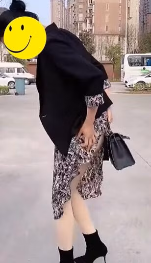 Thấy vậy, một người đàn ông đi đường dù không trực tiếp lộ mặt trong clip nhưng qua lời nói, người này viện ra rất nhiều cớ như gọi cô gái quay lại lấy túi xách, hỏi han thông tin chiếc váy,...