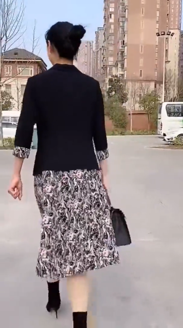 Hành động hỏi han thông tin chiếc váy của người đàn ông để cho cô gái tác động lên trang phục khiến một phần chiếc váy phía sau tự động rơi xuống.