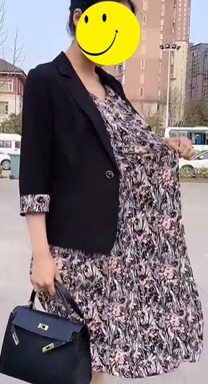 Nhưng do nữ chính đã mặc quần tất da nên không rơi vào diện ăn mặc phản cảm.