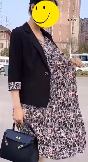 Nhưng do nữ chính đã mặc quần tất da nên không rơi vào diện ăn mặc phản cảm.