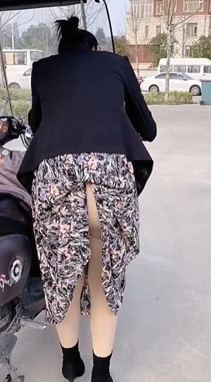 Người ta vẫn thường truyền tai nhau, là phụ nữ ra đường phải ăn mặc như công chúa, làm việc thì hãy giống đàn ông, và sống như một nữ thần. Nhưng đôi khi, giữa dòng đời tấp nập khiến hội chị em phải vội vàng và điển hình như mới đây, một cô gái để lộ vòng 3 và bị một người đàn ông quay lại.