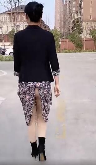 Cụ thể, hình ảnh ghi lại nữ chính với ngoại hình cao ráo, bước xuống từ xe máy với một bộ đồ khá chỉn chu. Tuy nhiên, cô vẫn vướng phải một lỗi trang phục khá lớn.