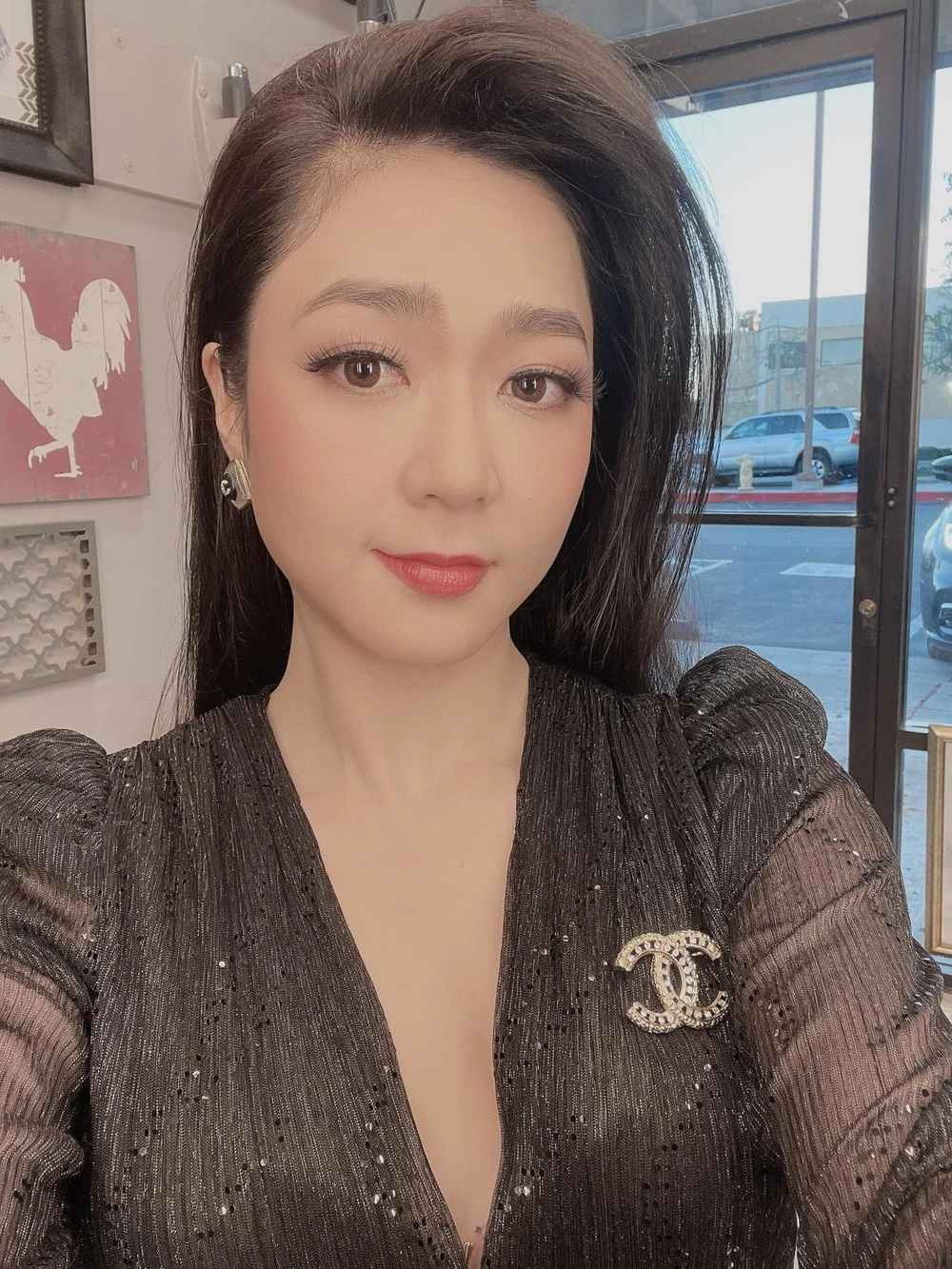 Khi được khán giả hỏi thăm về cuộc sống, ca sĩ đã cởi mở trả lời thay vì hạn chế tương tác như trước đây.