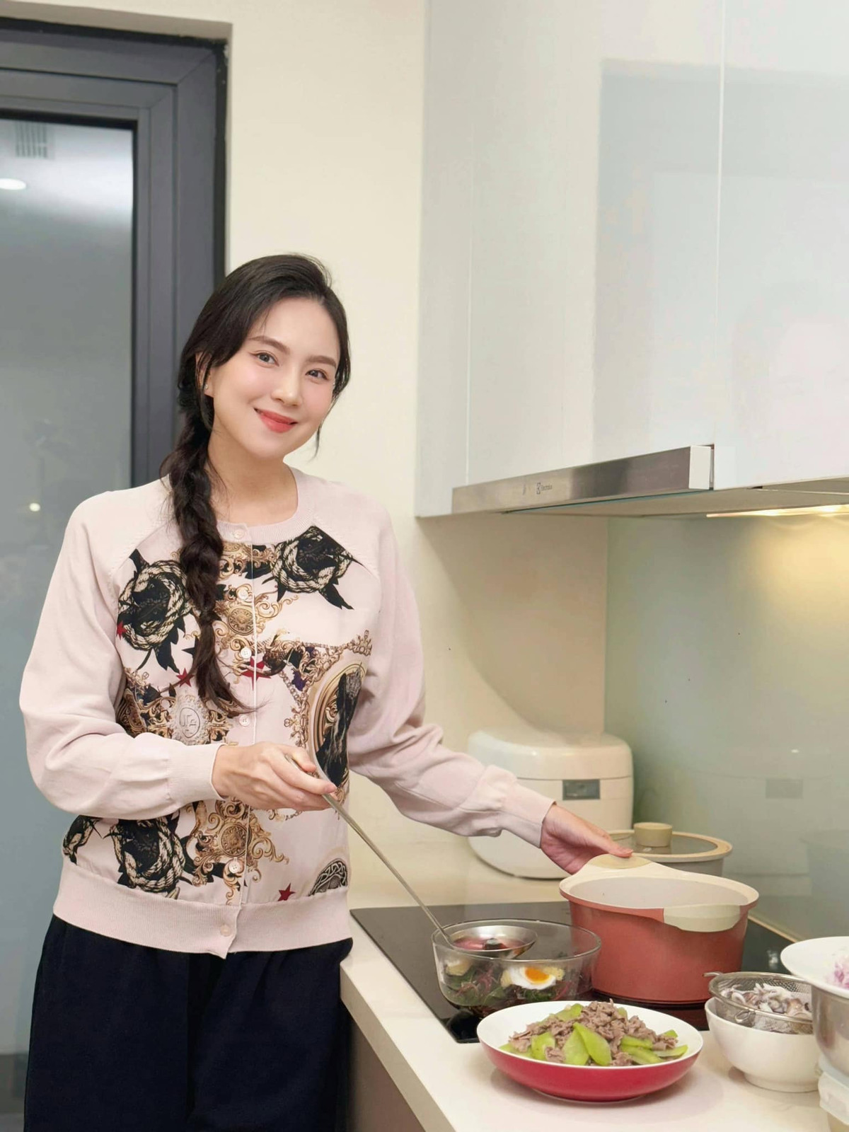 Mai Ngọc cũng chia sẻ thời gian biểu trong lúc mang thai của mình là: Thức dậy từ 6 giờ - 6 giờ 30 sáng và đi ngủ trước 22 giờ 30.