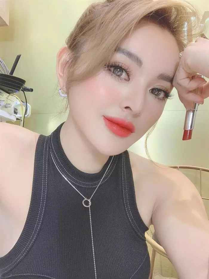  Trang Nemo (tên thật là Nguyễn Hương Trang, SN 1992). Nếu là một cô nàng mê mua sắm hay thích lướt mạng xã hội thì sẽ không khó bắt gặp những đoạn livestream của hot girl này.