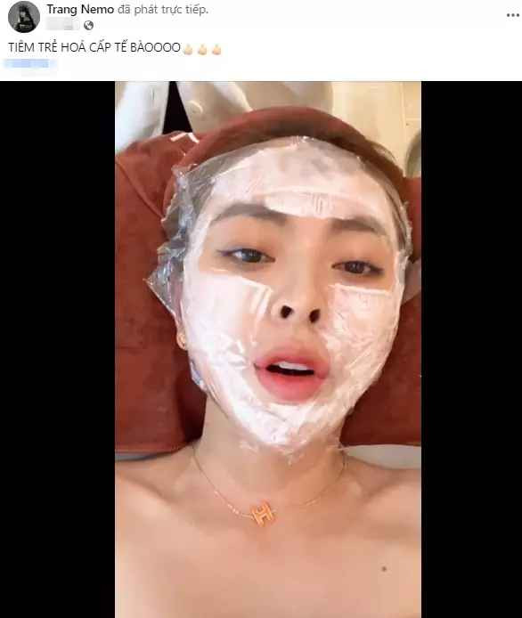 Trên mạng xã hội, hot girl thị phi thường xuyên khoe nhà, khoe xe và cũng dính vào không ít lùm xùm trước đó liên quan đến việc bán hàng online.