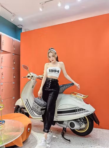 Giải thích lý do phải làm tiểu phẫu, Trang Nemo cho hay: "Ngày nhỏ mình bị té xe nên có sẹo, một bên miệng bị cụp xuống không đều, rõ nhất là khi chụp và quay cam thường nên mình chỉnh lại chứ không phải thu miệng nhỏ nha mọi người".