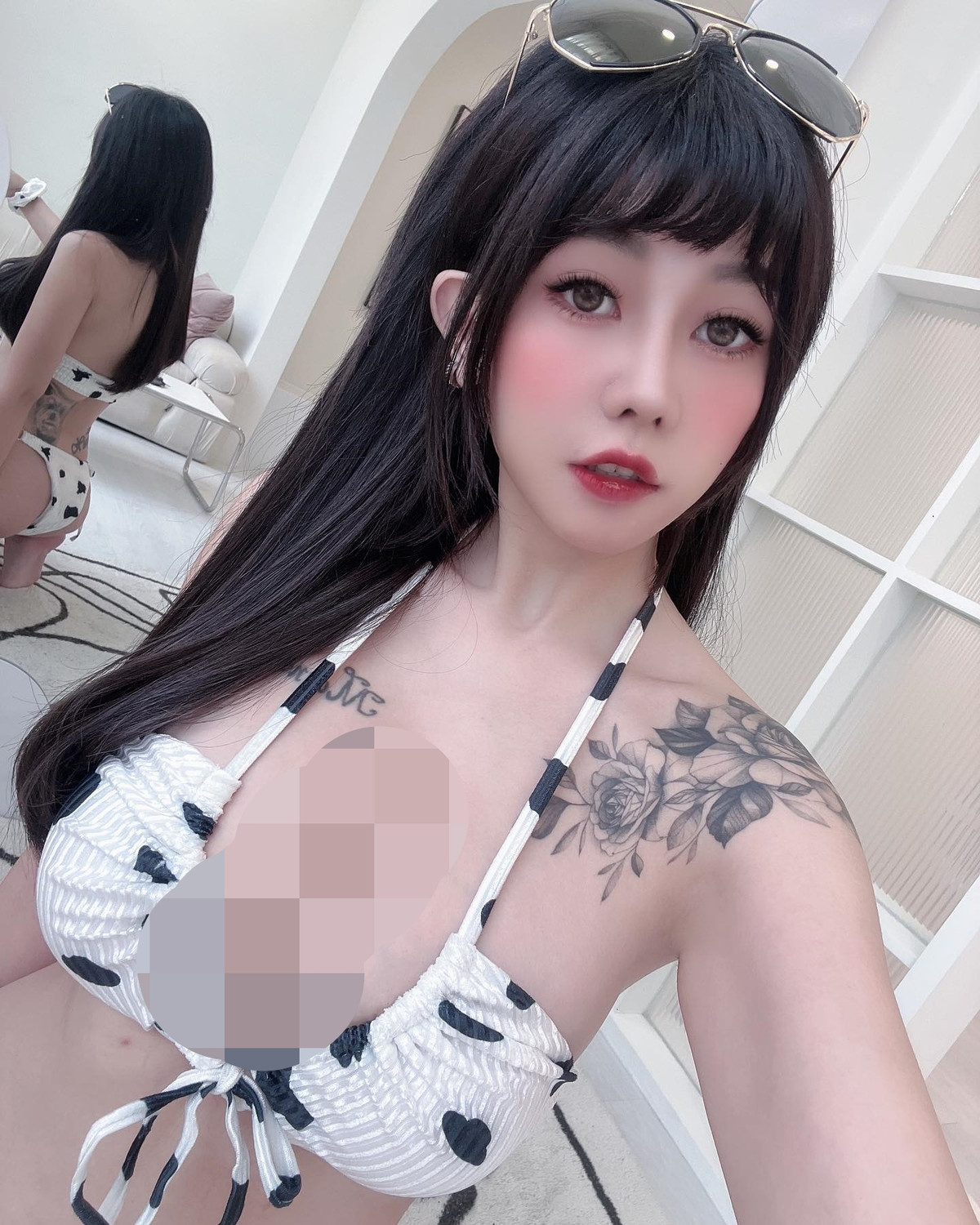 Theo tìm hiểu, hot girl gợi cảm Hi Hi có gu thời trang cực kỳ táo bạo. Cô nàng sẵn sàng diện những set đồ cắt xẻ khắp nơi và vô tư xuống phố.