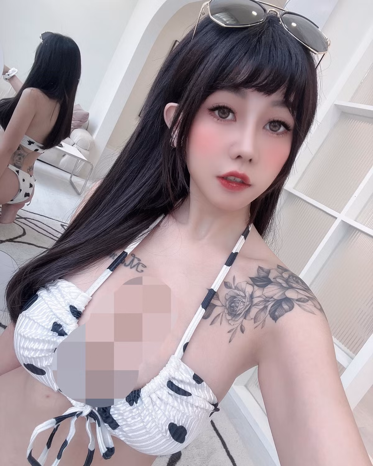 Theo tìm hiểu, hot girl gợi cảm Hi Hi có gu thời trang cực kỳ táo bạo. Cô nàng sẵn sàng diện những set đồ cắt xẻ khắp nơi và vô tư xuống phố.