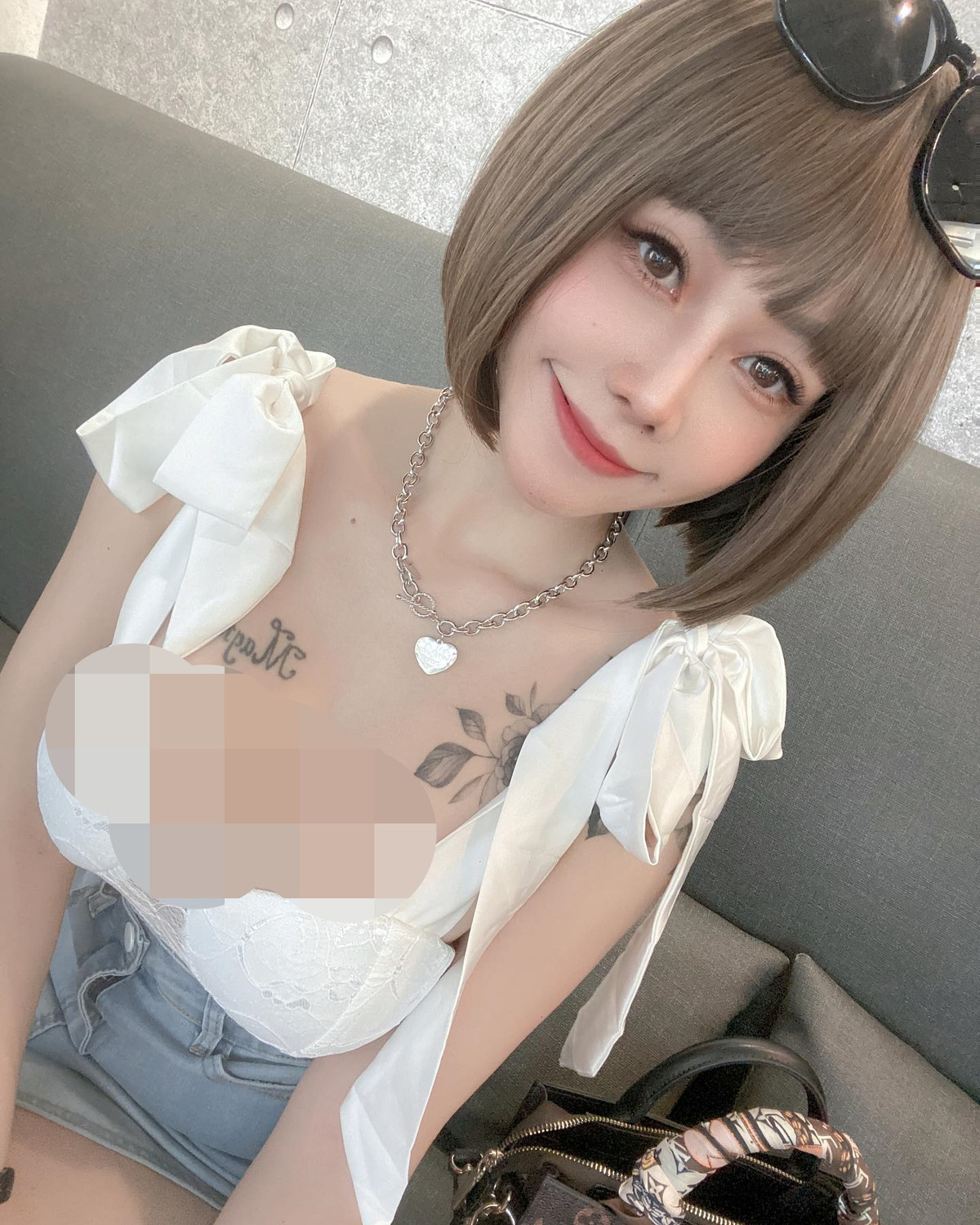 Hi Hi thường xuyên xuất hiện tại nơi công cộng với vẻ ngoài xinh đẹp, nóng bỏng.