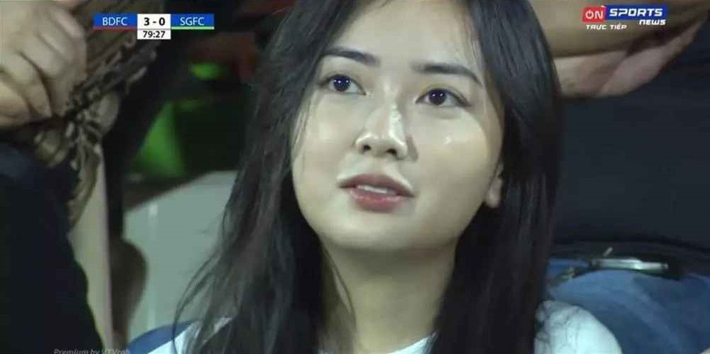 Mai Hà Trang xuất hiện tại khán đài nhằm tiếp sức mạnh cho chồng và CLB Bình Định thi đấu.