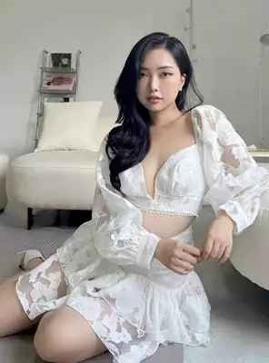 Số khác còn nhận định, cô nàng xinh hơn cả mấy hoa hậu - á hậu. "Xinh dịu dàng", "Vợ vậy bảo sao Đức Chinh mê mẩn", "Visual đỉnh",... cư dân mạng nhận xét.