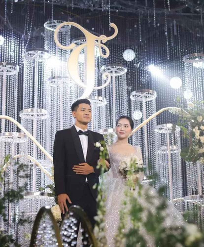 Mai Hà Trang từng là sinh viên Đại học Mỹ thuật Việt Nam. Từ trước đến nay, cô vẫn gây ấn tượng bởi nhan sắc xinh đẹp, gu thời trang đa dạng, khi nhẹ nhàng lúc lại cực sexy.