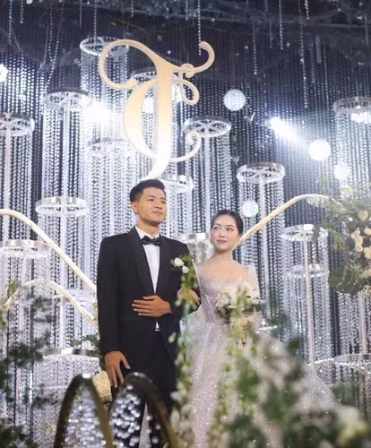 Mai Hà Trang từng là sinh viên Đại học Mỹ thuật Việt Nam. Từ trước đến nay, cô vẫn gây ấn tượng bởi nhan sắc xinh đẹp, gu thời trang đa dạng, khi nhẹ nhàng lúc lại cực sexy.