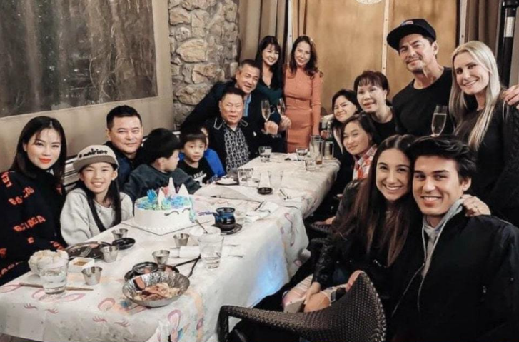 Đào Lan Phương cho biết con cháu trong nhà vị tỷ phú rất tôn trọng và noi gương theo cách sống tình nghĩa của ông. Dù bận rộn đến mấy, ông Hoàng Kiều vẫn sắp xếp thời gian chuẩn bị lì xì, đưa các cháu đi chơi hoặc vào bếp nấu ăn cho cả nhà, tạo cho con cháu thói quen sum họp mỗi khi có dịp lễ Tết.