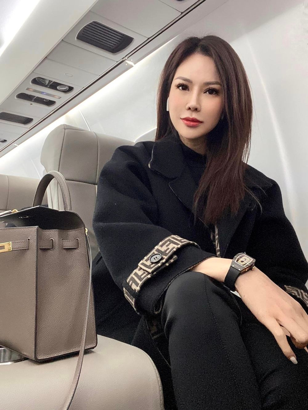 Từ đó, dù không còn hào quang nổi tiếng nhưng cuộc hôn nhân viên mãn của con dâu tỷ phú Hoàng Kiều vẫn được nhiều người ngưỡng mộ.