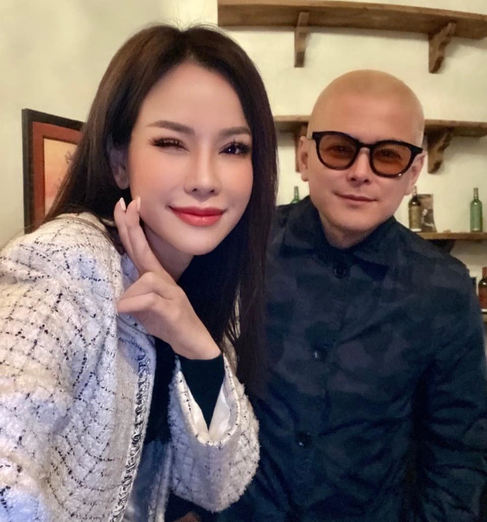 Nói thêm về Đào Lan Phương, cô sinh năm 1983, từng tham gia cuộc thi Siêu Mẫu Việt Nam năm 2004. Năm 2011, khi đang ở thời kỳ hoàng kim, đỉnh cao sự nghiệp, cô lại rời showbiz để cưới doanh nhân gốc Việt Sammy Hoàng - con trai tỷ phú Hoàng Kiều. Từ đó, cuộc sống của cô khép kín hơn, toàn tâm lo cho chồng, con cái.