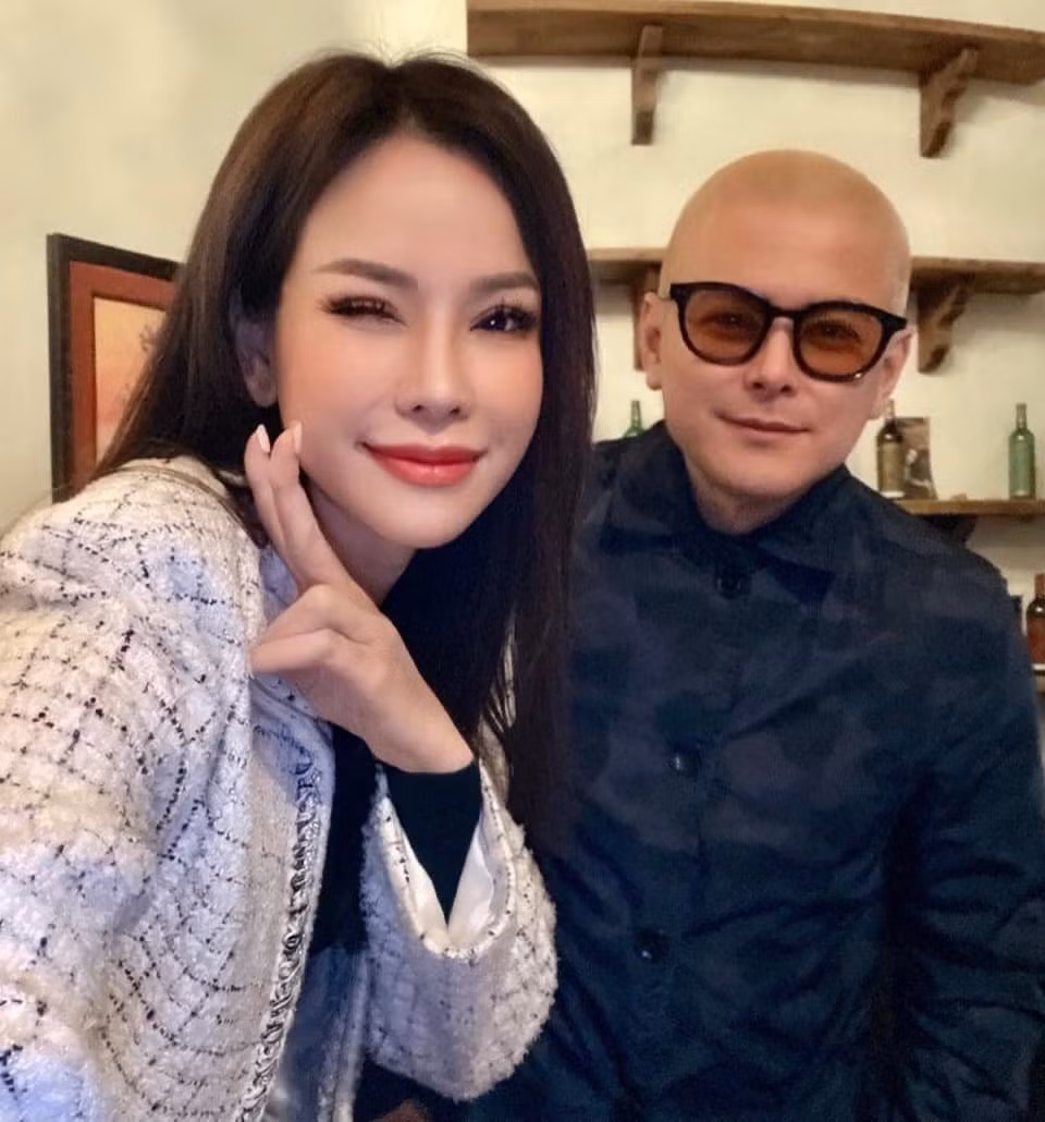 Nói thêm về Đào Lan Phương, cô sinh năm 1983, từng tham gia cuộc thi Siêu Mẫu Việt Nam năm 2004. Năm 2011, khi đang ở thời kỳ hoàng kim, đỉnh cao sự nghiệp, cô lại rời showbiz để cưới doanh nhân gốc Việt Sammy Hoàng - con trai tỷ phú Hoàng Kiều. Từ đó, cuộc sống của cô khép kín hơn, toàn tâm lo cho chồng, con cái.