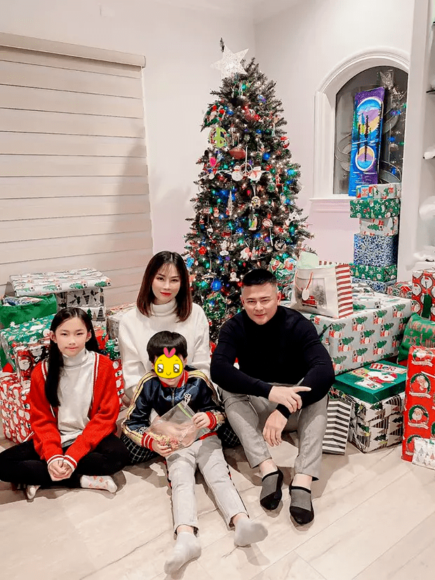 Tết Dương lịch 2023 vừa qua, gia đình Lan Phương - Sammy Hoàng cũng đưa 2 con sang nhà ông nội Hoàng Kiều để đón năm mới.