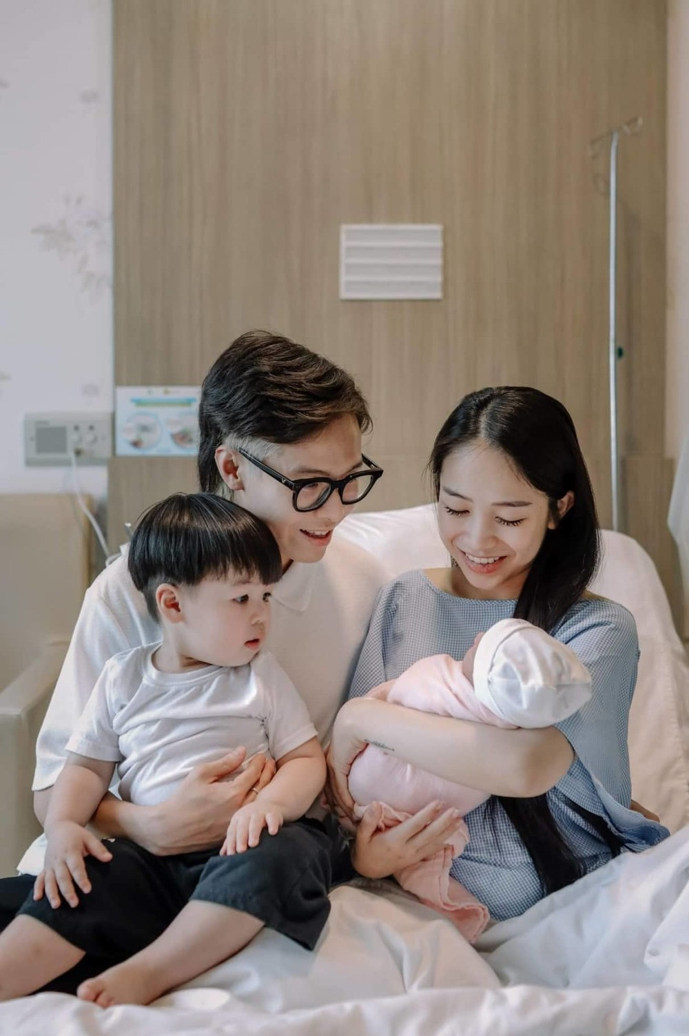 Ngoài ra, hai vợ chồng trẻ này còn thường xuyên đi du lịch, chụp ảnh check-in tại những địa điểm đẹp và đăng tải lên trang cá nhân.