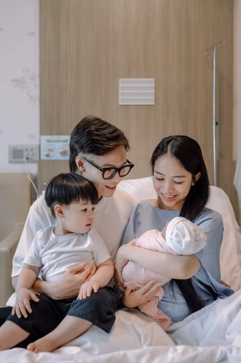 Ngoài ra, hai vợ chồng trẻ này còn thường xuyên đi du lịch, chụp ảnh check-in tại những địa điểm đẹp và đăng tải lên trang cá nhân.