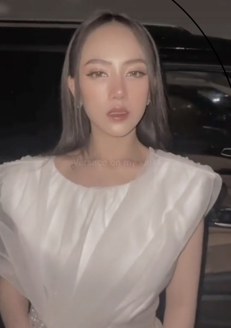 Nhiều fan cho rằng Joyce Phạm đang ám chỉ đến việc vừa "trùng tu" lại một bộ phận trên gương mặt của cô. Cụ thể, theo nhiều khán giả nhận xét, chiếc mũi của mỹ nhân gốc Sài thành đã được nâng cao hơn, phần cánh mũi được thu hẹp trông hài hòa hơn so với tổng thể gương mặt.