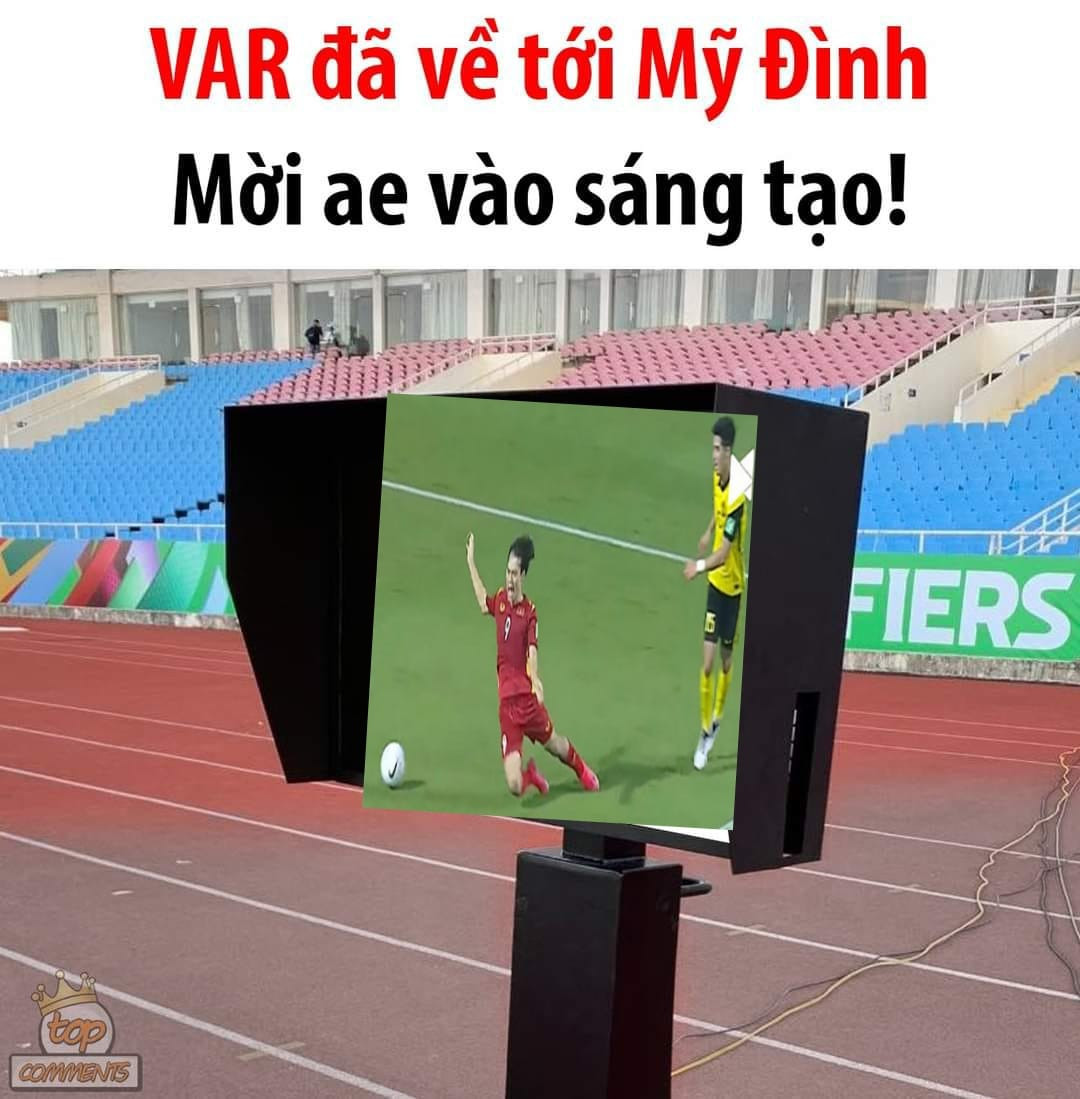 Công nghệ VAR để xem "chủ tịch" Văn Toàn có ngã "giả trân" hay không.