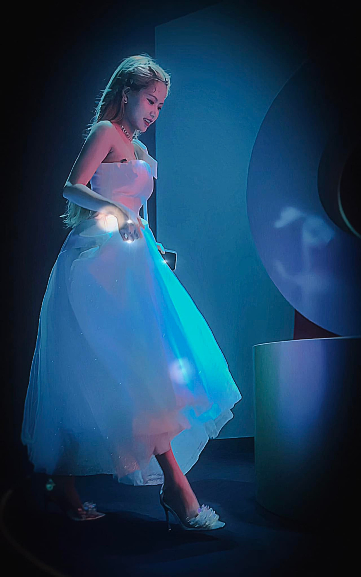 Nữ coser giờ đã rất khác, chăm diện những bộ trang phục hở bạo, đầy quyến rũ khiến người xem chẳng thể nào rời mắt.