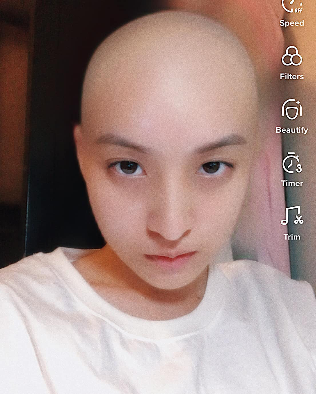 Chưa dừng lại, Thảo Tâm không ngần ngại đánh đu theo trend đang thịnh hành của Gen Z. Điển hình như việc cách đây chưa lâu, cô bạn không ngại khoe bức ảnh chụp bằng app với chiếc đầu không một cọng tóc của mình.