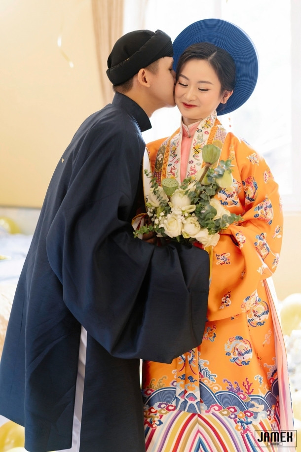 Ngày càng nhiều cặp vợ chồng trẻ đã quyết định chọn cổ phục Việt Nam cho ngày cưới. Ngoài áo dài, những bộ Nhật Bình cho cô dâu, áo Tấc cho chú rể cũng ngày càng phổ biến.