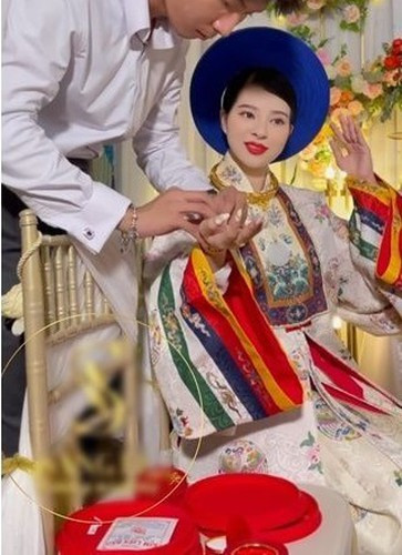 Trong đám cưới tại Đồng Nai, cô dâu dù người chẳng "phủ vàng" vẫn ngay lập tức trở thành tâm điểm của sự chú ý vì nhan sắc "không phải dạng vừa" cùng tạo hình siêu ấn tượng.