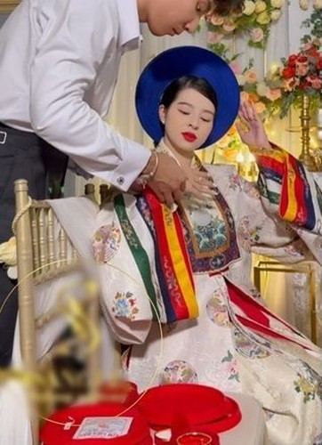 Mới đây, tài khoản TikTok @sangle.makeupartist đã đăng tải đoạn clip quay cảnh một lễ cưới ở Đồng Nai mà điểm đặc biệt là cô dâu diện cổ phục Việt Nam.