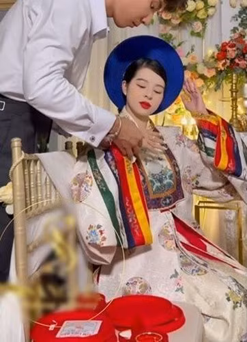 Mới đây, tài khoản TikTok @sangle.makeupartist đã đăng tải đoạn clip quay cảnh một lễ cưới ở Đồng Nai mà điểm đặc biệt là cô dâu diện cổ phục Việt Nam.