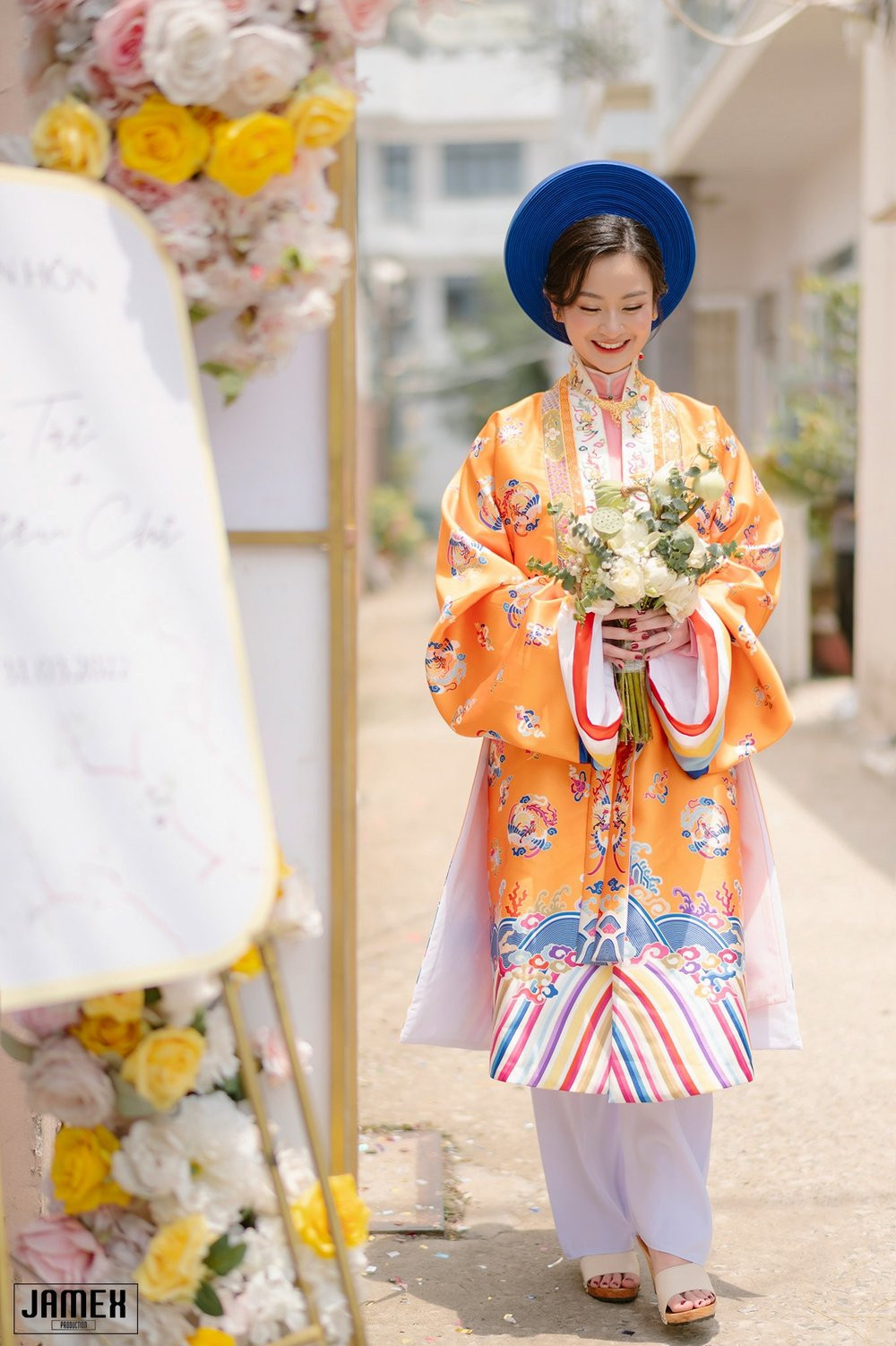 Thầy của chồng tôi chuyên nghiên cứu văn hóa Việt Nam và từng tư vấn nhiều dự án văn hóa nước nhà, do đó chúng tôi đã nhờ thầy tư vấn từ trang phục, phụ kiện cưới, đến quy trình lễ sao cho theo sát lễ nghi từ thời xưa nhất". Cô dâu xinh đẹp diện cổ phục chia sẻ thêm.