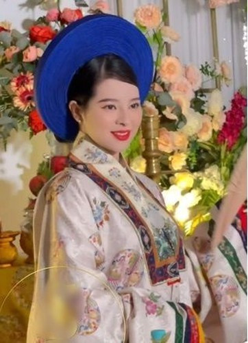 Thứ lọt vào mắt xanh của "nữ chính" không phải sơ rê hay áo dài mà là cổ phục, nói chính là chiếc áo Nhật Bình (áo xẻ trước ngực). Áo này vốn được sử dụng cho Hoàng tộc dưới thời nhà Nguyễn.