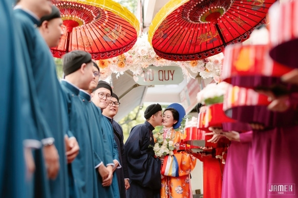 Diệu Chi tự hào bày tỏ: "Chúng tôi có thời gian lái xe hơi đi phượt xuyên Việt Nam, gặp nhiều dân tộc và mặc nhiều đồ cưới dân tộc khác nhau. Nên chúng tôi muốn đám cưới mặc gì đó thật truyền thống và đặc biệt...