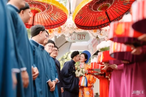 Diệu Chi tự hào bày tỏ: "Chúng tôi có thời gian lái xe hơi đi phượt xuyên Việt Nam, gặp nhiều dân tộc và mặc nhiều đồ cưới dân tộc khác nhau. Nên chúng tôi muốn đám cưới mặc gì đó thật truyền thống và đặc biệt...