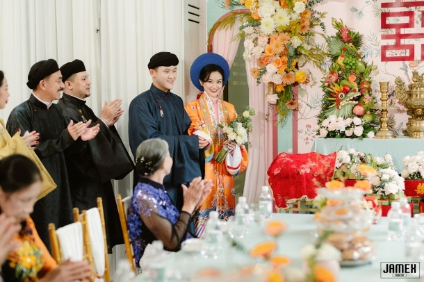 Cả hai đều có sở thích đi du lịch, khám giá văn hóa vùng miền. Do đi nhiều nơi, mặc thử nhiều loại trang phục khác nhau nên cặp đôi đã quyết định tổ chức đám cưới theo cách thật đặc biệt.