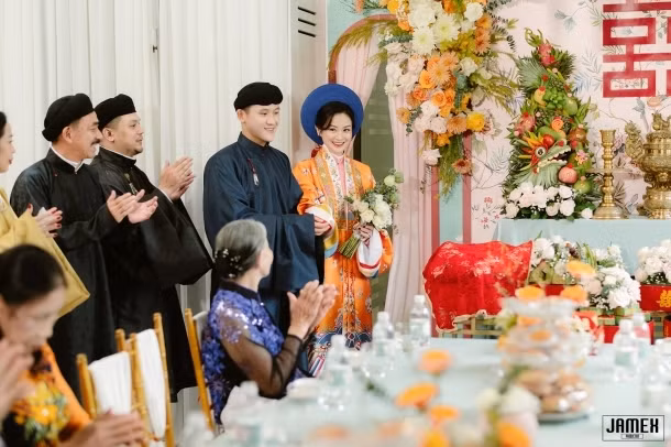 Cả hai đều có sở thích đi du lịch, khám giá văn hóa vùng miền. Do đi nhiều nơi, mặc thử nhiều loại trang phục khác nhau nên cặp đôi đã quyết định tổ chức đám cưới theo cách thật đặc biệt.