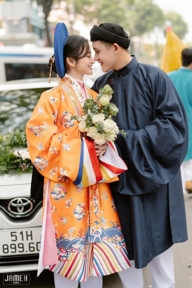 Mới đây, cặp vợ chồng trẻ Tuấn Tài - Diệu Chi trở thành gương mặt gây chú ý trên mạng xã hội khi diện cổ phục Việt Nam trong hôn lễ của mình.