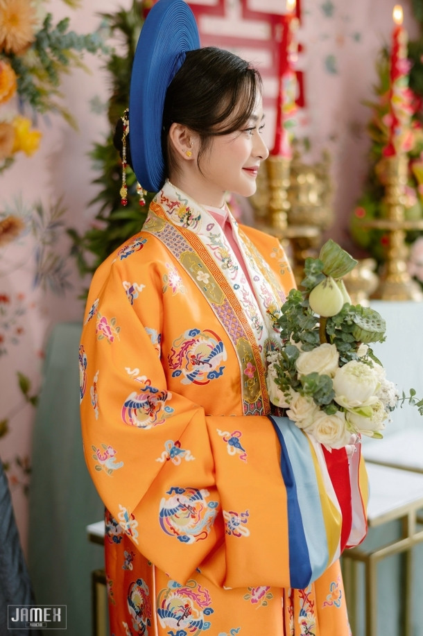 Cô dâu Diệu Chi chia sẻ rằng, cô và ông xã đã yêu nhau được 3 năm. Hai người gặp nhau trong một lần đi du lịch đảo Bình Ba (Khánh Hòa), chú rể là bạn của chị gái cô dâu.