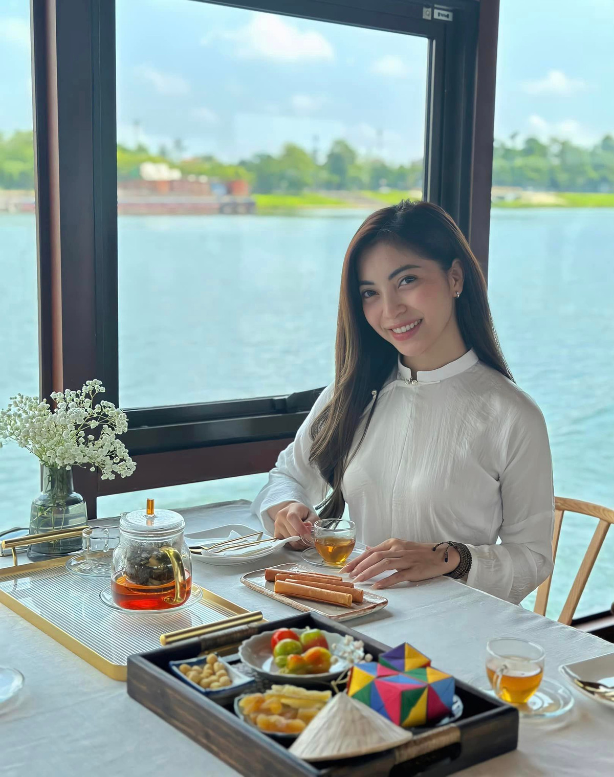 Mới đây trên trang cá nhân, Nhật Lê đăng tải hình ảnh diện áo dài trắng di du thuyền trên sông Hương (Huế) thu hút sự chú ý của nhiều fan.