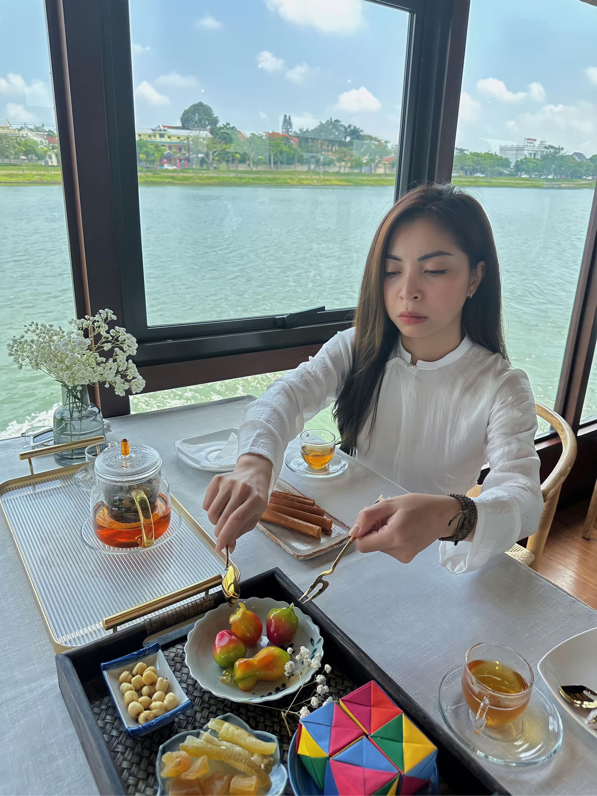 Trong bức ảnh mới đăng của mình, Nhật Lê diện chiếc áo dài trắng truyền thống, kết hợp với chiếc quần đỏ nổi bật. Cô nàng nhanh chóng nhận về lời khen từ dân mạng.