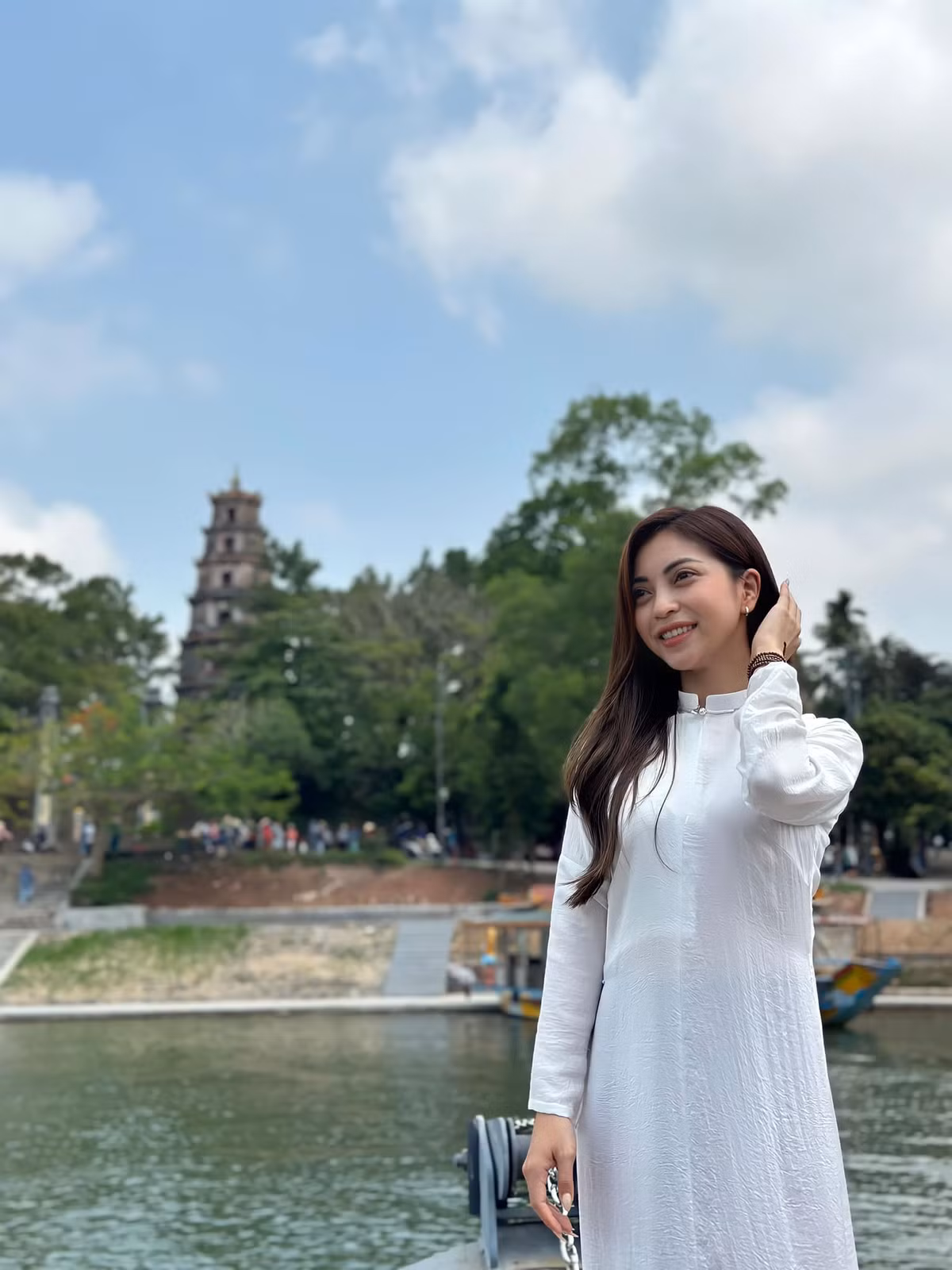 Dù không chiết eo để khoe body thon gọn nhưng như vậy là quá đủ để giúp Nhật Lê khoe được vẻ thùy mì của mình.