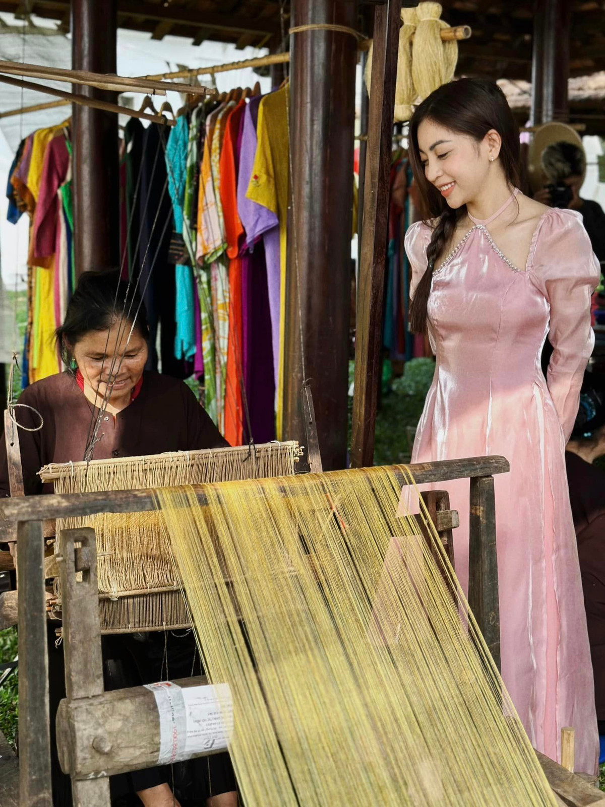 Chiếc áo dài cách tân cũng được Nhật Lê thử sức.