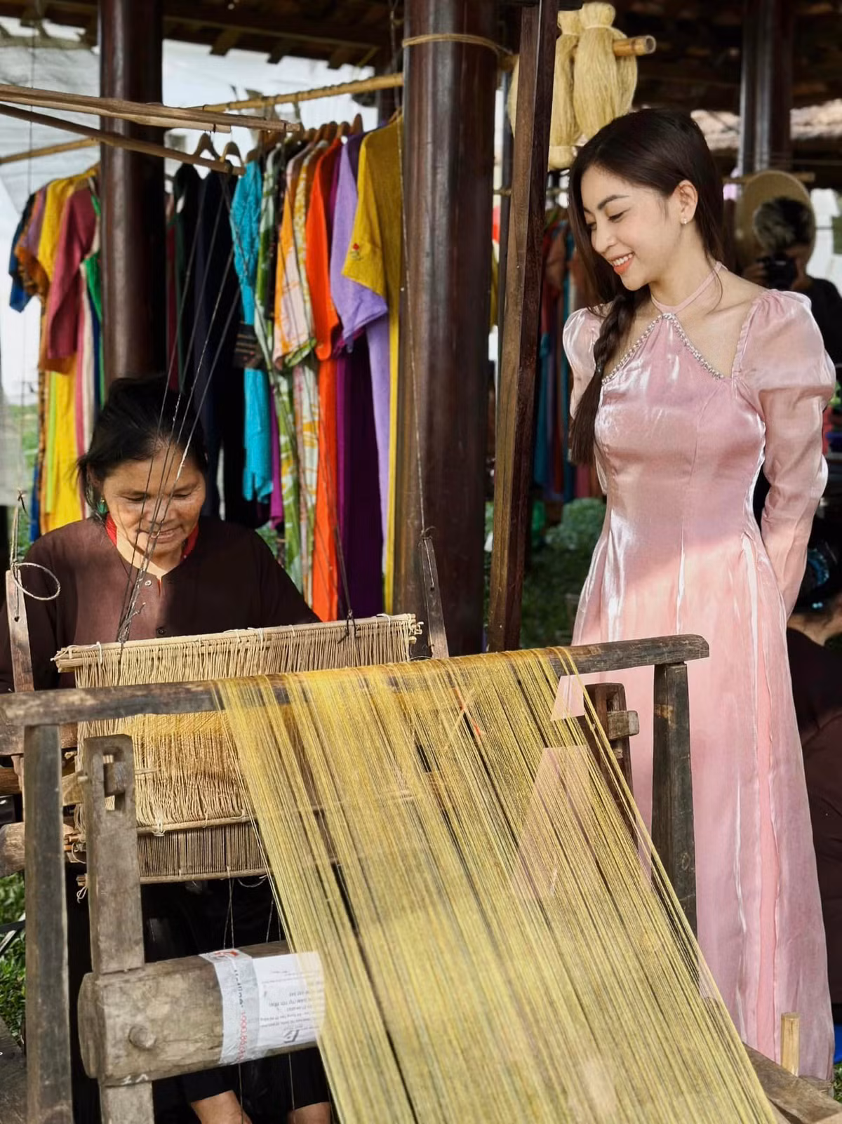 Chiếc áo dài cách tân cũng được Nhật Lê thử sức.